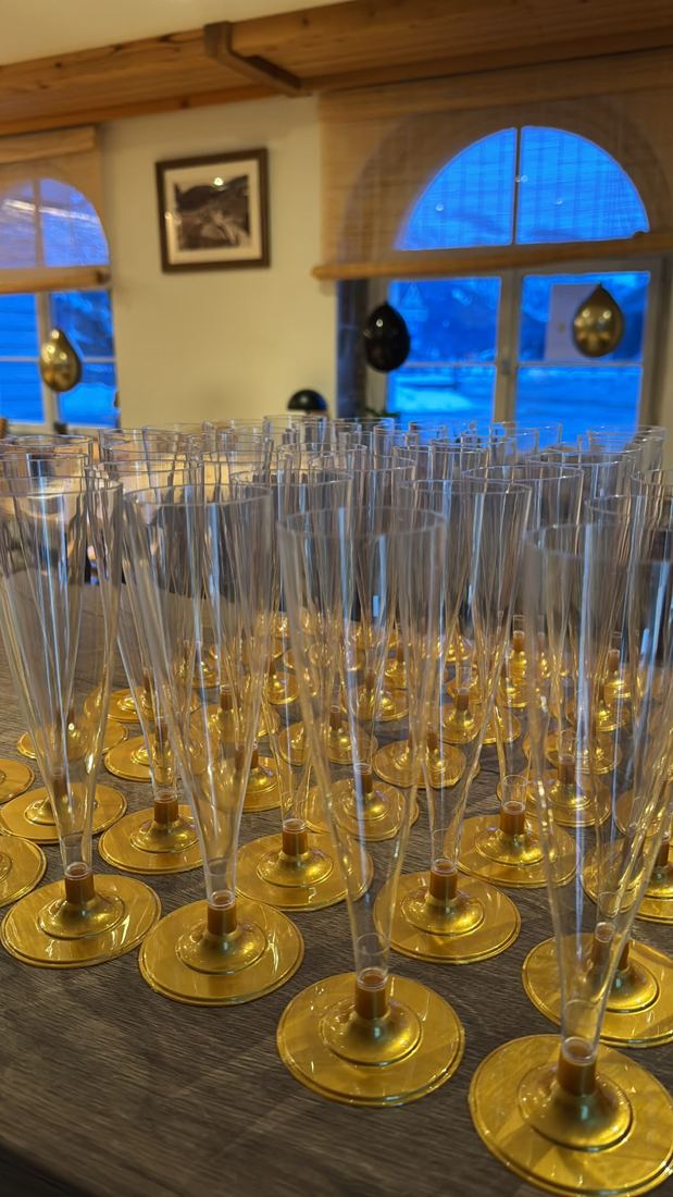 Bereitgestellte Sektgläser für einen Apéro im Bistro