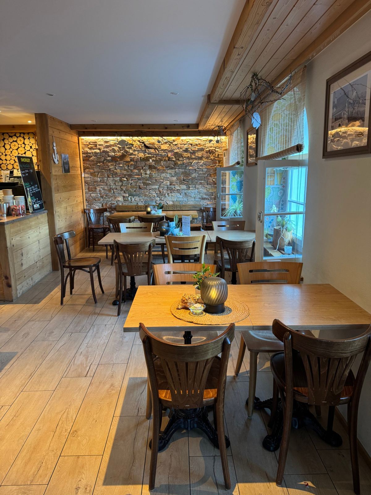Bistro am See mit Steinwand und Holzbank «Bistro am See 2020»