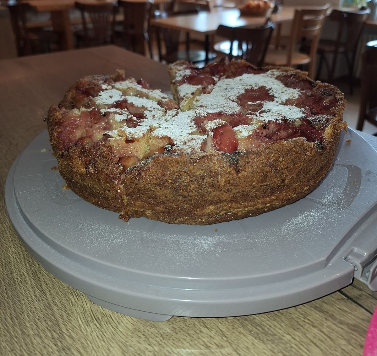 Hausgemachter Erdbeerkuchen mit Puderzucker