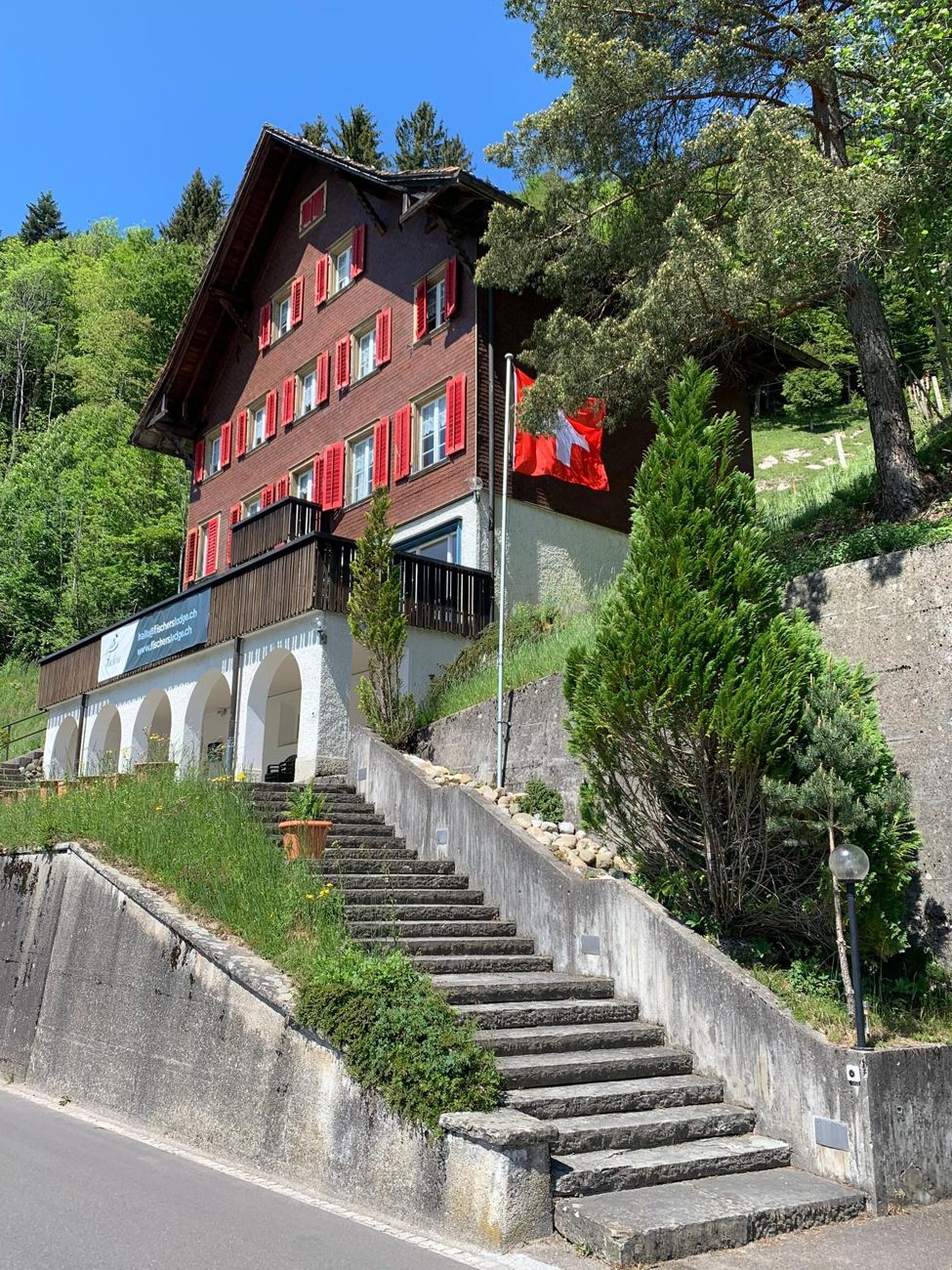Fischers Lodge an der Seestrasse 5 in Innerthal, Chalet mit roten Fensterläden