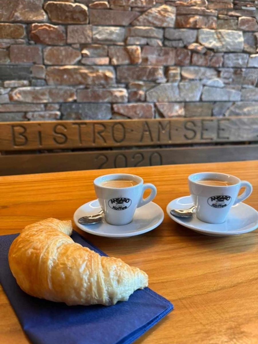 Zwei Kafi und ein Gipfeli vor der Holzbank «Bistro am See 2020»