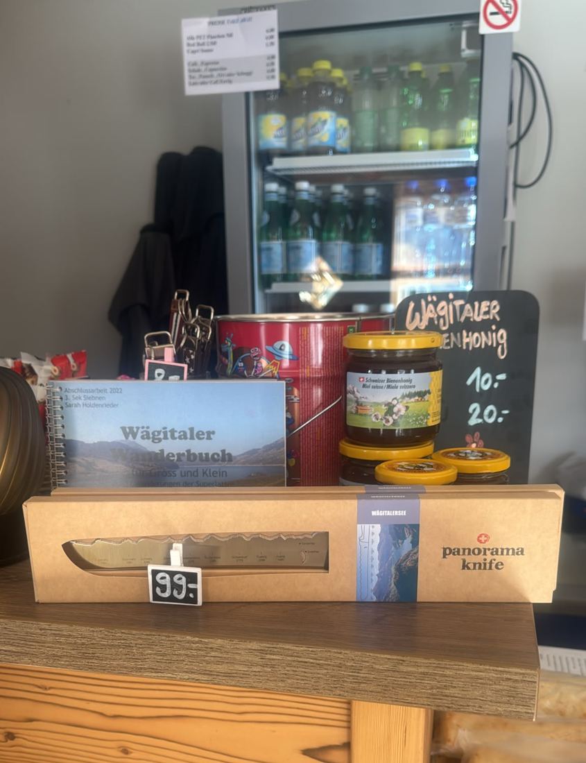Kiosk im Bistro am See mit Wägitaler Wanderbuch, Bienenhonig, Panorama-Messer und Getränken