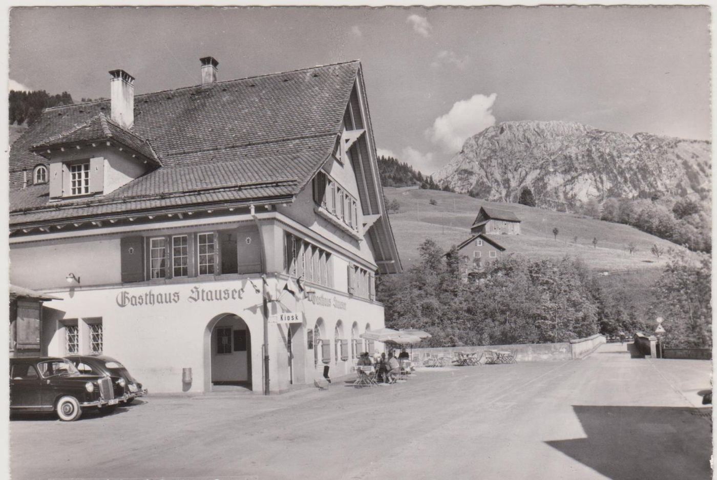 Alte Postkarte: Gasthaus Stausee mit Kiosk-Schild und Gartenwirtschaft