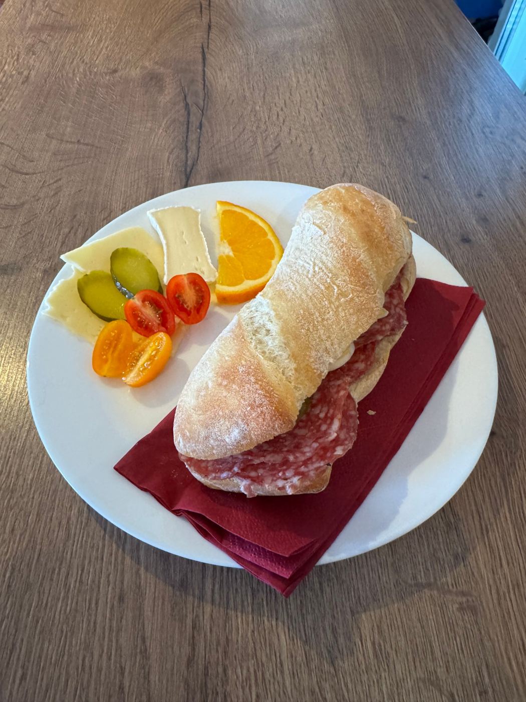 Hausgemachtes Salami-Sandwich mit Käse, Gürkli und Tomaten