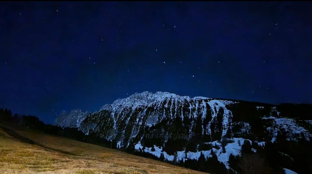 Sternenhimmel über den verschneiten Bergen im Wägital